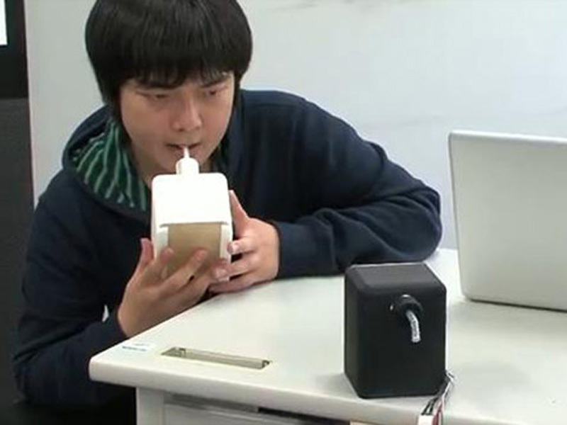 Japonezii au inventat masinaria de sarutat online (VIDEO)