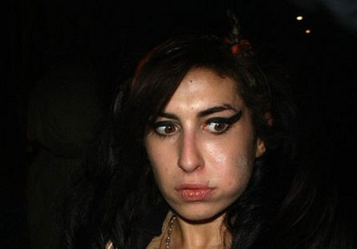 Concert cu huiduieli la Belgrad: Amy Winehouse a cantat beata (VIDEO)