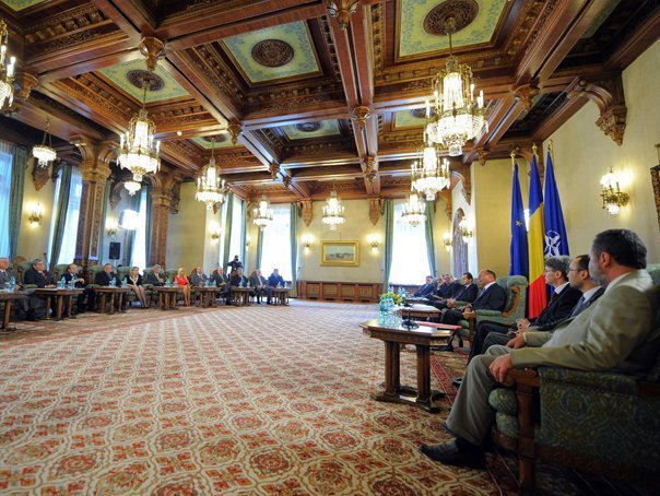 COMENTARIU: Zeama lunga de vorbe goale pentru regenerare de "obraz" administrativ