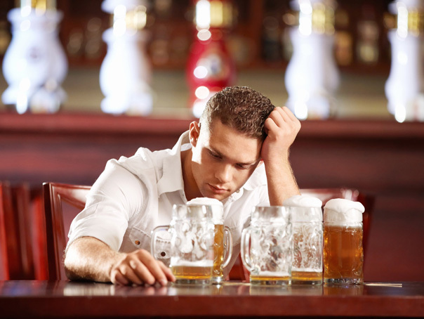 Romanii, printre cei mai mari consumatori de alcool din Europa: doua milioane beau in exces