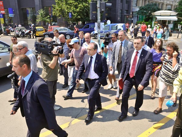 Boc a trecut pe rosu ca pieton dupa ce un politist a oprit traficul auto