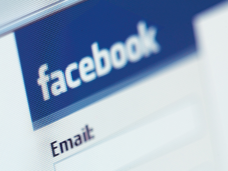 Cat stau angajatii romani pe Facebook si Messenger in timpul programului