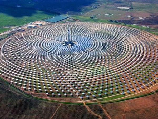 Primul camp de panouri solare care genereaza curent chiar si pe intuneric