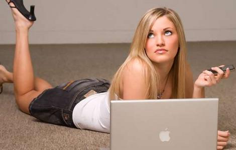Ea are 1,2 milioane de urmaritori pe Twitter, 400.000 de fani pe Facebook si un milion pe Youtube