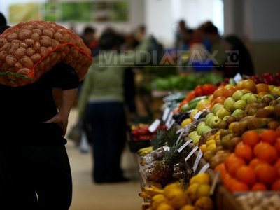 Inflatia anuala a crescut in mai. Fructele si cartofii s-au scumpit din nou