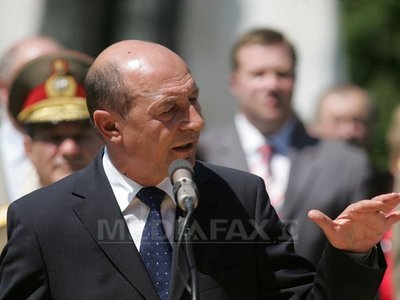 Basescu: Daca privesti pe strada, vezi oameni care trec pe langa tricolor ca pe langa un stalp de iluminat