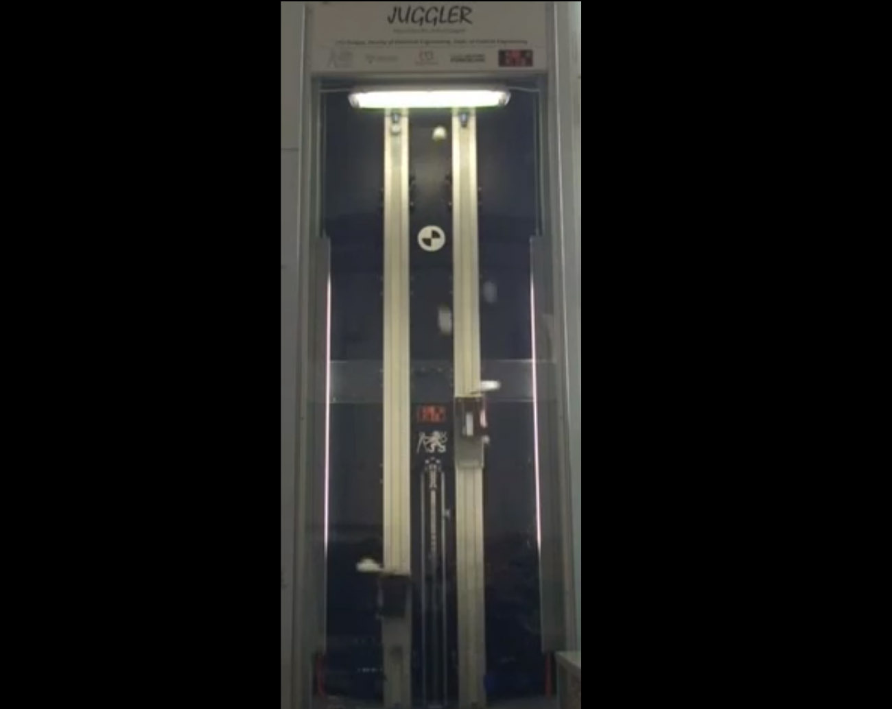 Studentii cehi au creat un robot jongleur