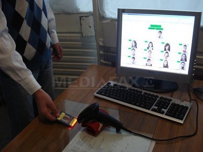 Din toamna, accesul elevilor in scoli s-ar putea face cu cartela. Parintii vor putea afla prin SMS cate absente au copiii