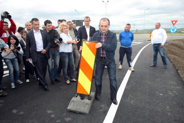 Emil Boc: Autostrada Transilvania nu se poate face la orice pret. Nici Bechtel nu e mai presus de lege