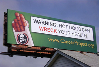 Cum ii sperie medicii pe americani: mananci hotdog, faci cancer