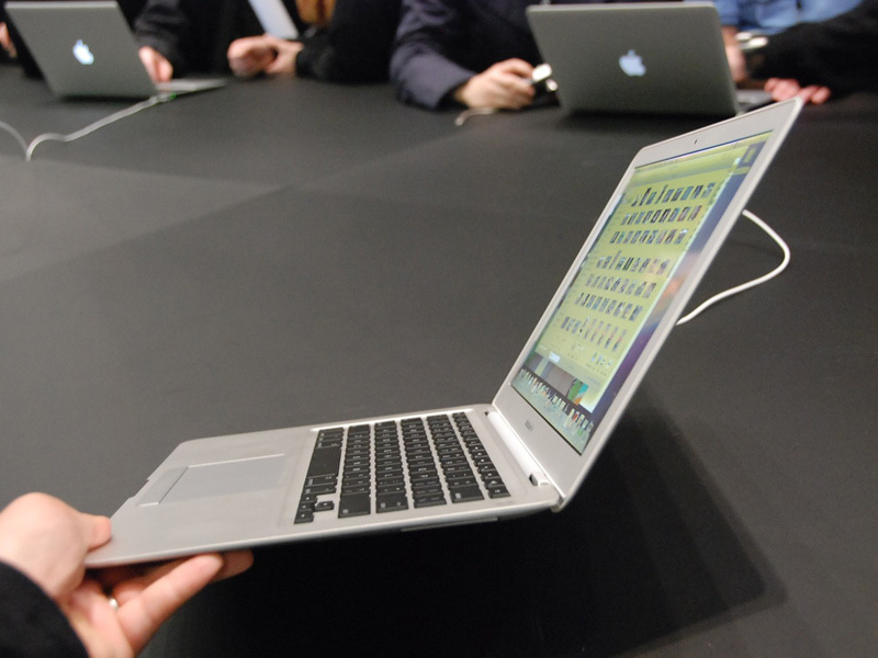 A inceput intrecerea! Ce laptop va fi mai tare decat MacBook Air?