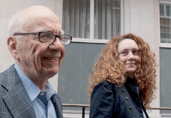 Rebekah Brooks, ex-sefa ziarelor lui Murdoch din Marea Britanie, a fost arestata. Scandalul de la News Corp. ia amploare