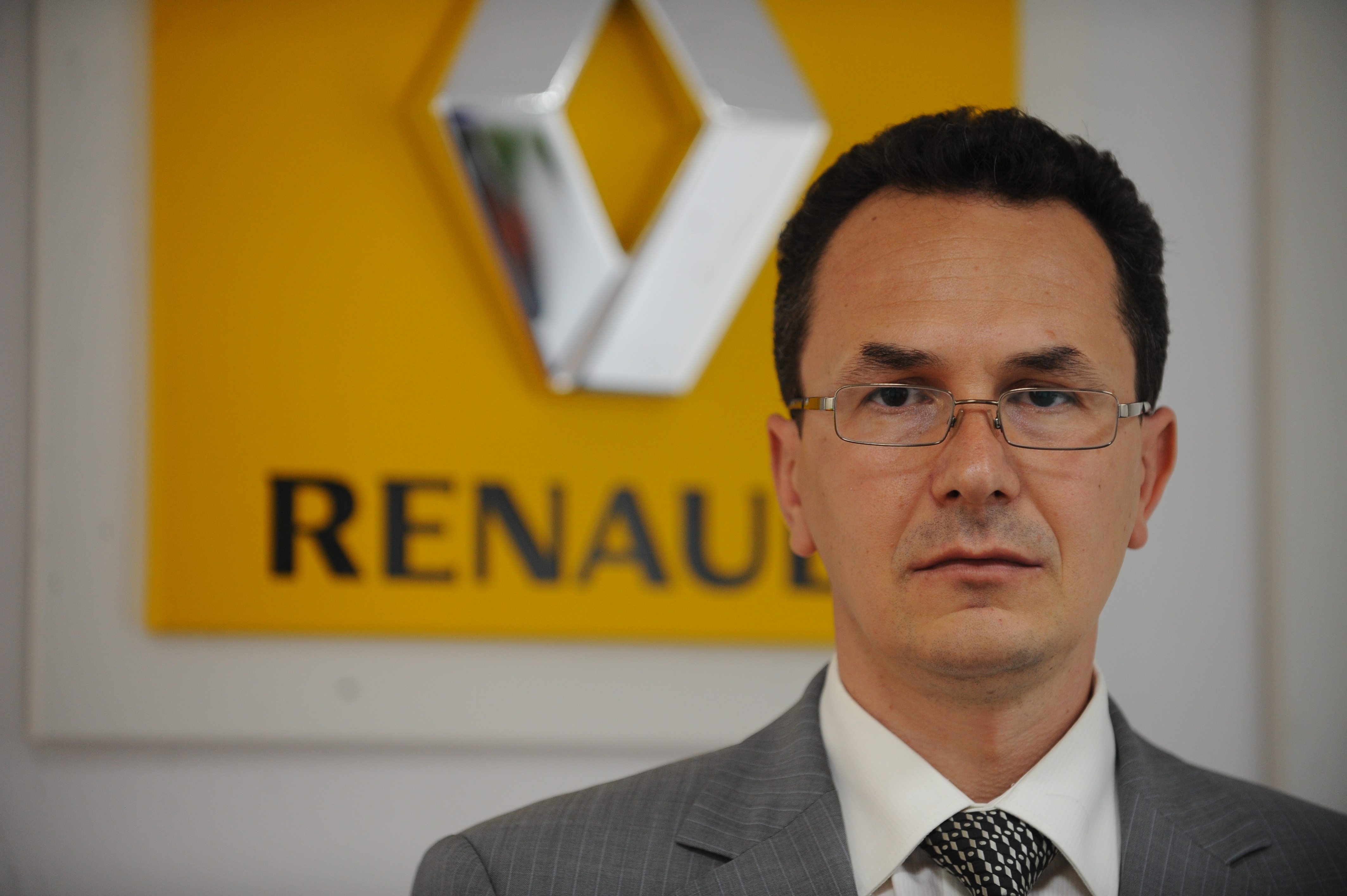 TINERI MANAGERI DE TOP: Cum au schimbat francezii de la Renault cariera lui Liviu Bocșaru de la Dacia