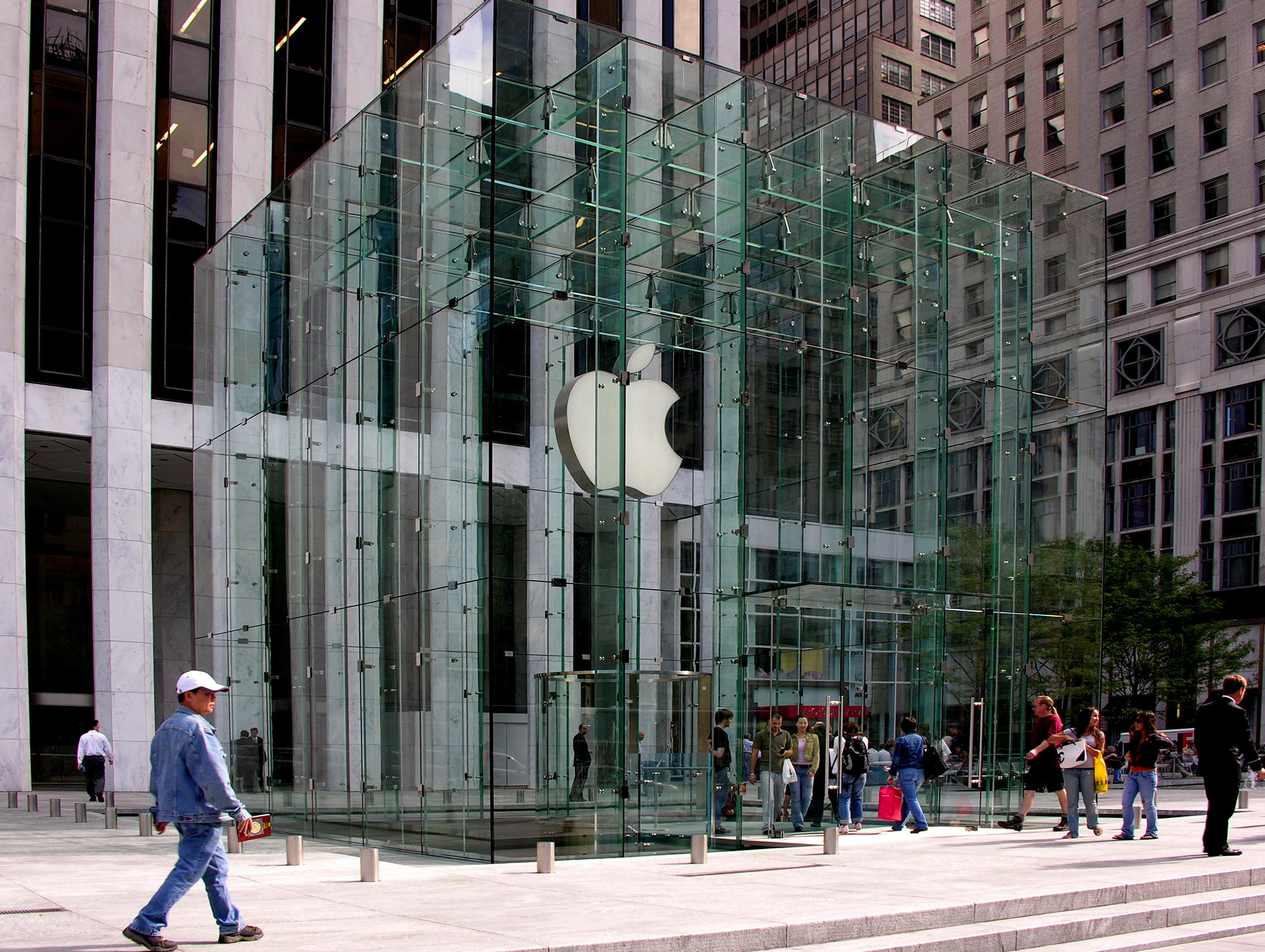 Apple, la 6 mld. $ distanta sa devina cea mai valoroasa companie din lume