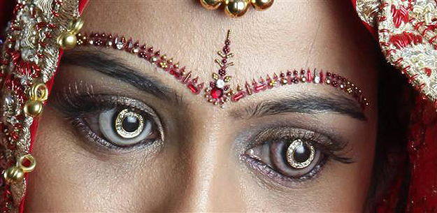 Bling-bling pentru ochi: lentile de contact cu diamante (GALERIE FOTO)