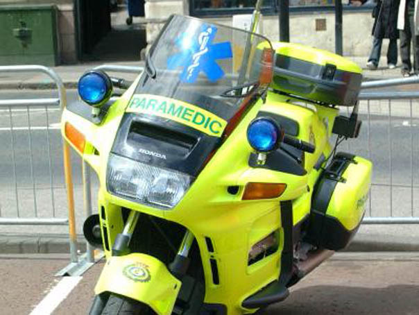 Medici de urgenta pe motociclete dotate cu defibrilator, echipament de resuscitare si oxigen
