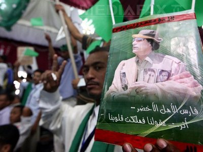 Muammar Kadhafi s-a plimbat în Tripoli și face apel la rezistență