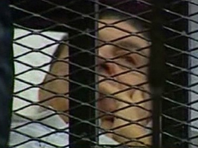 Procesul lui Hosni Mubarak a inceput. Fostul presedinte egiptean, pe targa in boxa acuzatilor