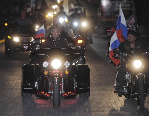 Vladimir Putin cultivă patriotismul pe un Harley-Davidson