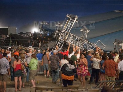 SUA: Patru morti si 40 de raniti dupa ce o scena pregatita pentru un concert s-a prabusit