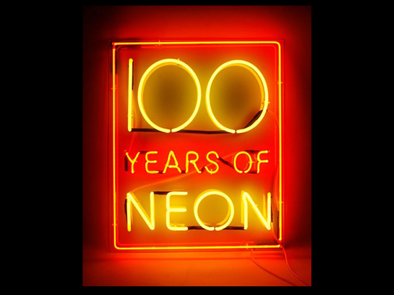 Firmele cu neon, la 100 de ani - GALERIE FOTO
