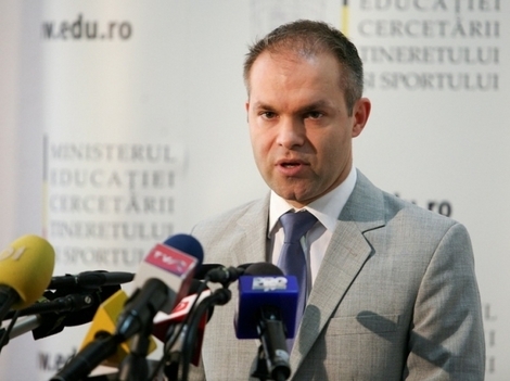 Funeriu vrea ca elevii sa cante imnul national al Romaniei o data pe saptamana