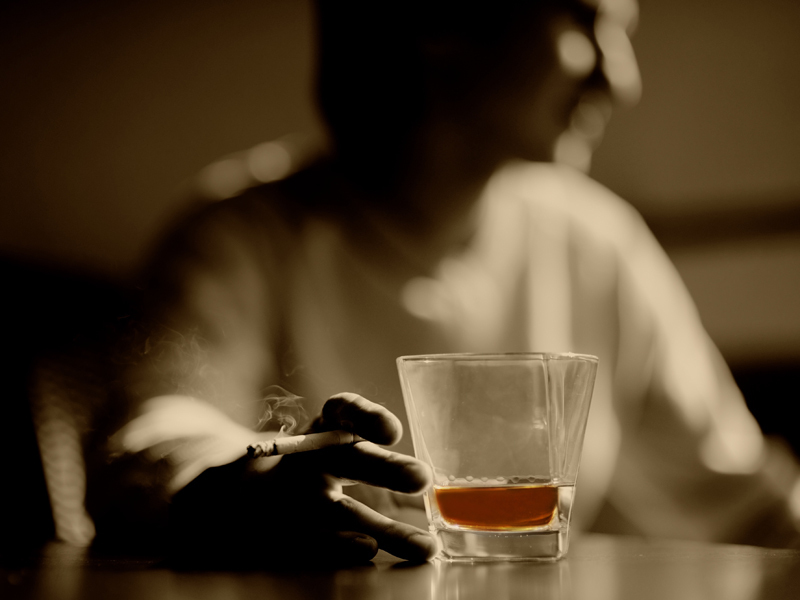 Aproape o treime dintre tineri au băut alcool ultima dată într-un bar. Ce rol joacă barmanii?