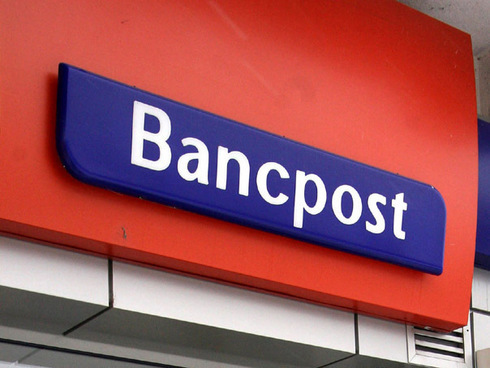 Bancpost percepe în septembrie dobândă zero la cumpărăturile cu cardurile de credit