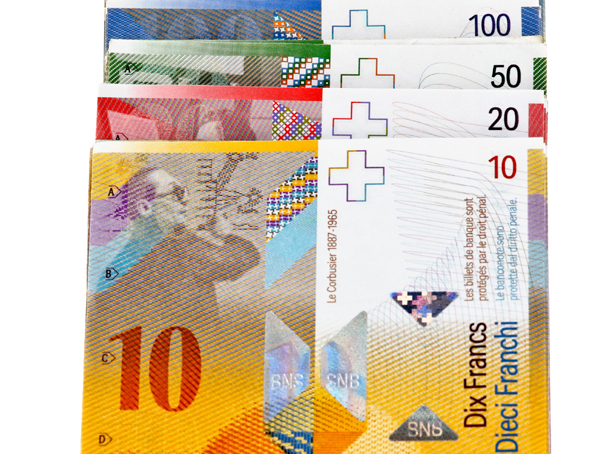 Francul a înregistrat cea mai mare scădere față de euro din istorie, după anunțul Băncii Elveției