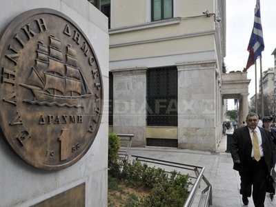 Grecia vrea să reducă salariile a 100.000 de angajați publici cu până la 40%