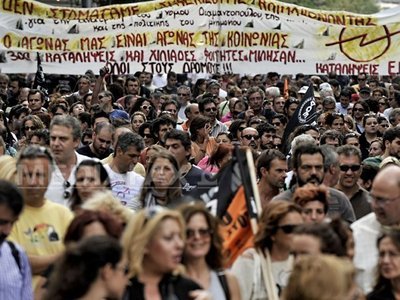 Studenți greci au ocupat postul public de televiziune din Atena