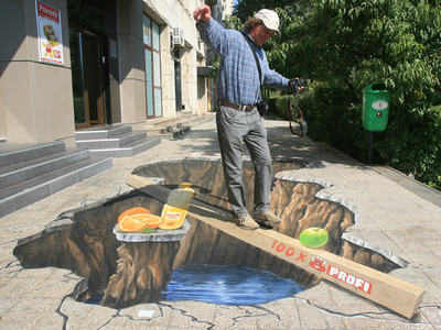 O groapă uriașă în centrul Bucureștiului: Prima pictură 3D pe asfalt din România