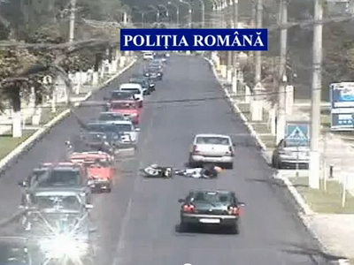 Record de vizualizări la un filmuleț al Poliției: Cum e trântit un motociclist de portiera unei mașini (VIDEO)