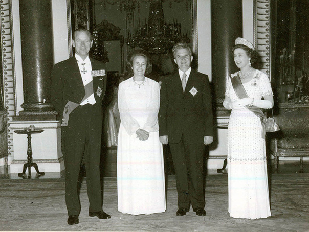 Regina Elisabeta a II-a s-a ascuns de Ceaușescu după tufișurile din grădina palatului, în 1978