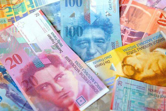 Francul pierde aproape 9% față de euro, după ce banca centrală impune în premieră un prag fix al cursului