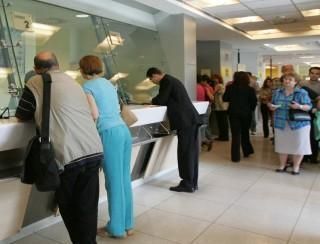 10.000 de români nu și-au plătit ratele la bancă în august ca să meargă în vacanță
