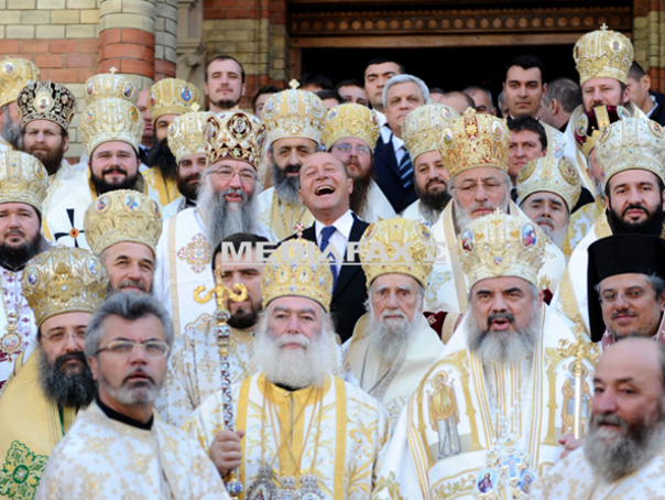 Imaginea anului în România: Traian Băsescu înconjurat de fețe bisericești. Cum a fost realizată și de ce a râs președintele