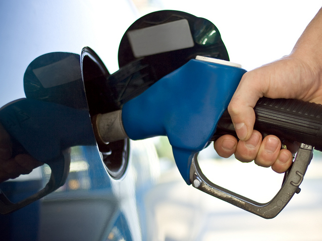Analiștii spun că prețurile la benzină vor scădea cu 5-6%, după ce petrolul a coborât cu 20% de la maximele din aprilie