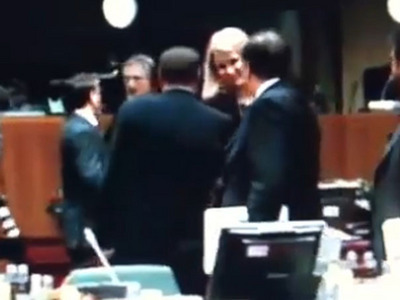 La ce s-a uitat Berlusconi în timpul summitului UE