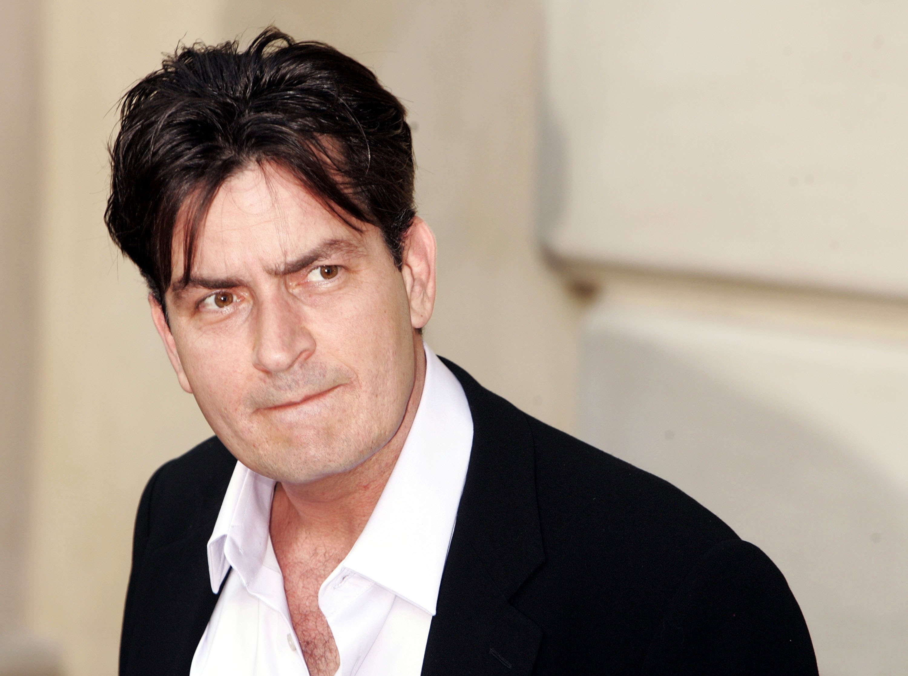 Charlie Sheen se întoarce