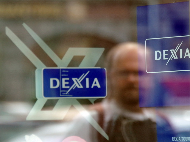 Banca cu picioare de lut. Începe divizarea băncii Dexia?