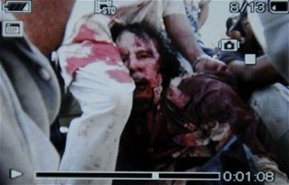 AFP publică o fotografie cu Gaddafi însângerat