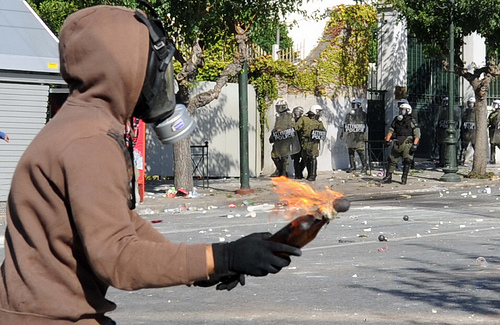 O persoană a murit, peste 70 au fost rănite în cursul protestelor din Grecia (VIDEO)