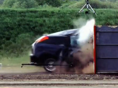 Crash test la viteză record. Ce s-ar întâmpla dacă în mașină ar fi oameni?
