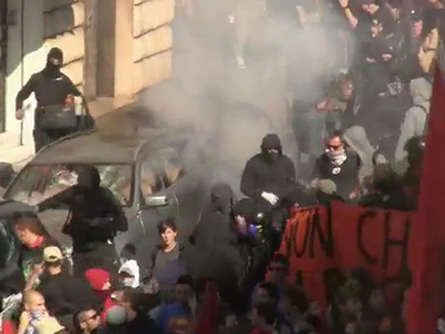 Bănci atacate și mașini incendiate în centrul Romei, în timpul manifestației "indignaților". Violențele s-au soldat cu 70 de răniți