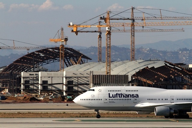 Un zbor Lufthansa, deviat din cauza unui miros suspect