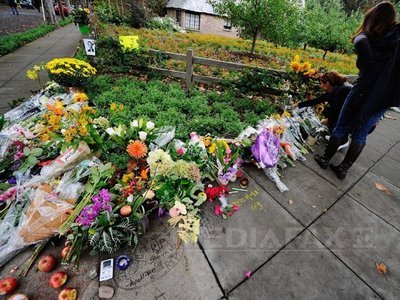 Omagiu pentru Steve Jobs: Altar din flori și mere la casa cofondatorului Apple