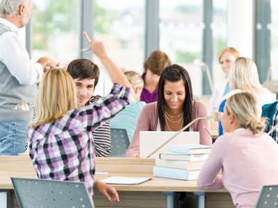 Aproape două treimi dintre absolvenții de studii superioare se angajează în România