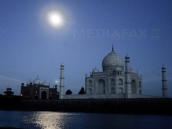 Taj Mahal s-ar putea prăbuși