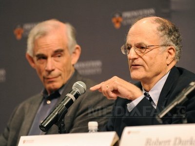 Ce spun laureații premiului Nobel pentru economie despre supraviețuirea euro și revenirea economiei mondiale